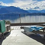 Dream Panorama, Car Garage In The Center Of * 瓦伦纳